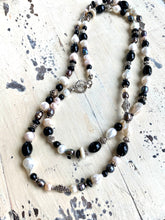 Carica l&#39;immagine nel visualizzatore di Gallery, Elegant Black Onyx w Black and White Pearls Long Necklace

