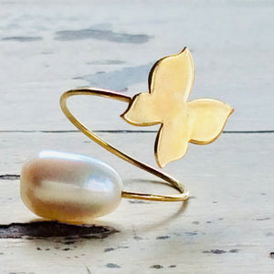 Bague minimaliste en or massif 18 carats avec perle papillon