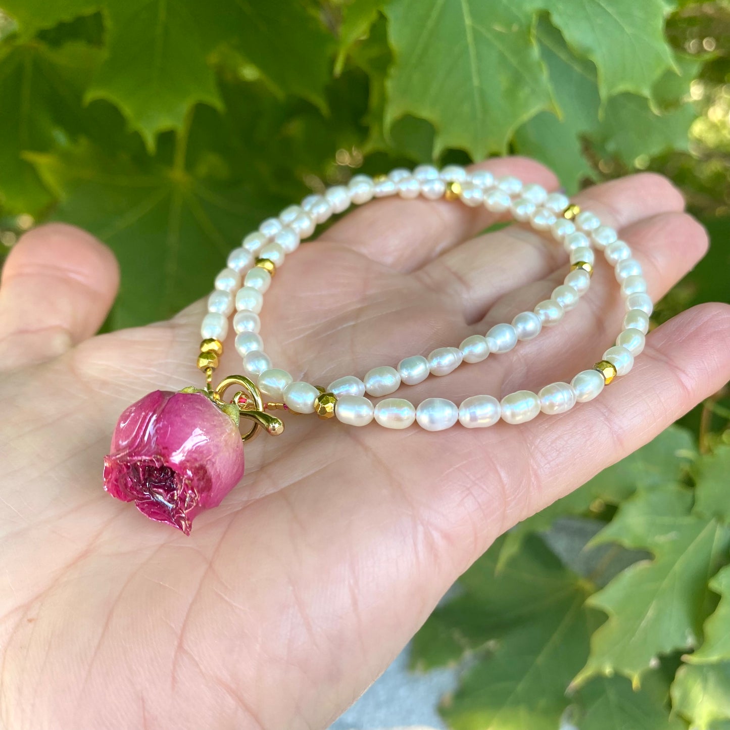 Collier avec pendentif en forme de bouton de rose, véritable rose rouge et perles d'eau douce, 15,5 pouces