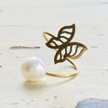 Cargar imagen en el visor de la galería, Solid Gold 18K Minimalist Butterfly Pearl Ring
