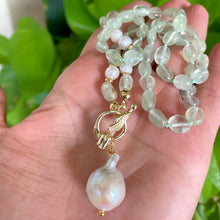 Lade das Bild in den Galerie-Viewer, Green Prehnite Beaded Toggle Necklace w Freshwater Pearls, Gold Plated, 20&#39;in
