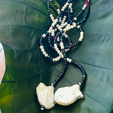 Carica l&#39;immagine nel visualizzatore di Gallery, Mixed Stone Spinel, Ruby, Pearl Ombre Open Lariat Necklace with Two Baroque Pearls
