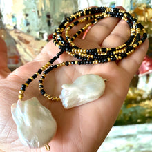 Cargar imagen en el visor de la galería, Black Spinel and Gold Pyrites beaded Lariat Necklace with Two Baroque Pearls
