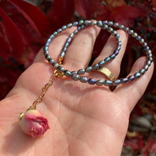 Charger l&#39;image dans la galerie, Real Pink Rose &amp; Black Mini Rice Pearl Necklace Rosebud Pendant, Gold Filled, 15.5&quot;inch
