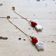 Cargar imagen en el visor de la galería, Floral Pearl Drop Earrings, Dainty Baroque Pearl &amp; Coral Earrings
