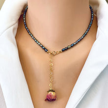 Charger l&#39;image dans la galerie, Real Pink Rose &amp; Black Mini Rice Pearl Necklace Rosebud Pendant, Gold Filled, 15.5&quot;inch
