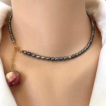 Charger l&#39;image dans la galerie, Real Pink Rose &amp; Black Mini Rice Pearl Necklace Rosebud Pendant, Gold Filled, 15.5&quot;inch
