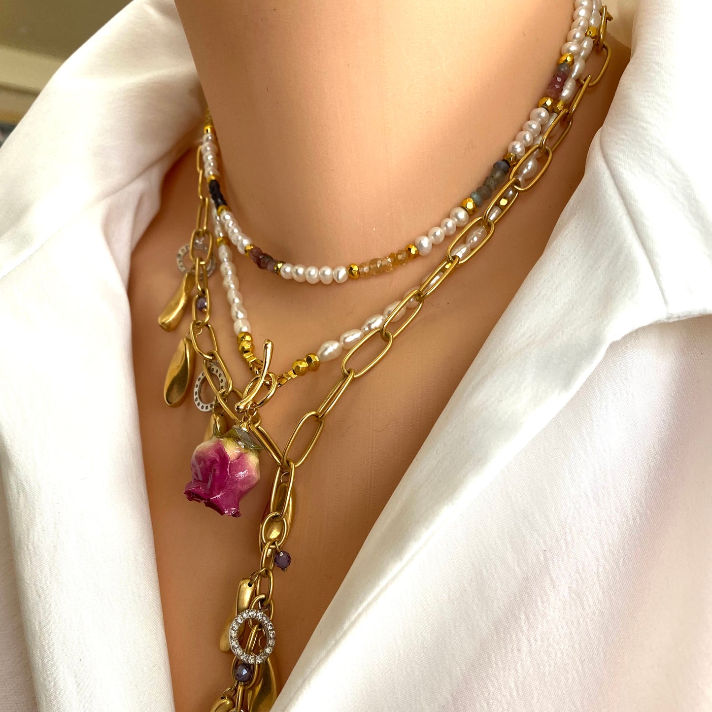 Collier avec pendentif en forme de bouton de rose, véritable rose rouge et perles d'eau douce, 15,5 pouces