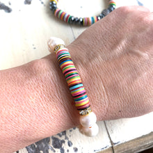 Carica l&#39;immagine nel visualizzatore di Gallery, Genuine White Pearls with African Heishi Vinyl Disks Stretchy Bracelet, Summer Jewelry, Colourful Bracelet

