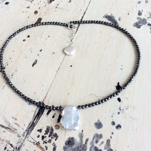 Carica l&#39;immagine nel visualizzatore di Gallery, Hematite and White Baroque Pearl Short Necklace, Modern Jewelry, Single Pearl Necklace
