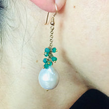 Cargar imagen en el visor de la galería, White Baroque Pearls Dangle Earrings, Women Green Onyx Earrings
