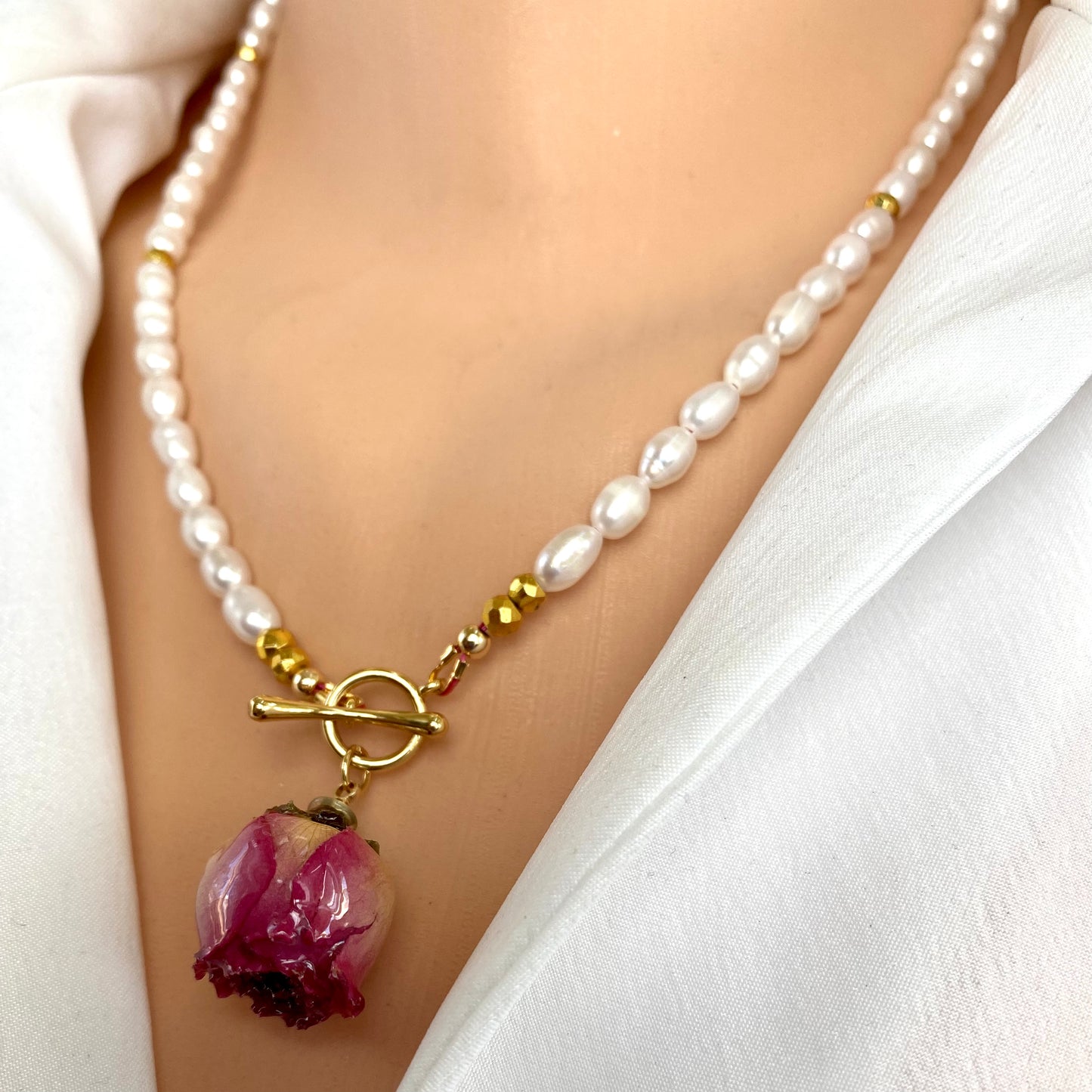 Collier avec pendentif en forme de bouton de rose, véritable rose rouge et perles d'eau douce, 15,5 pouces