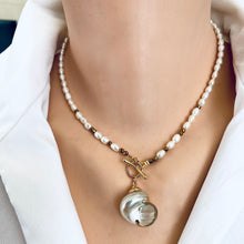 Lade das Bild in den Galerie-Viewer, Real Seashell &amp; Freshwater Pearl Beaded Necklace White Shell Pendant, 17&quot;inches
