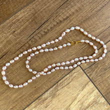 Charger l&#39;image dans la galerie, Hand knotted pearl necklace
