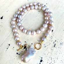 Cargar imagen en el visor de la galería, Lavender Pink Round Pearl Necklace w Baroque Pearl Charm Pendant, Vermeil Details, 18&quot;Inches
