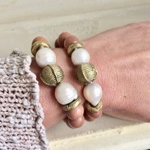 Charger l&#39;image dans la galerie, Rosewood &amp; Freshwater Baroque pearls w African Brass Bracelet
