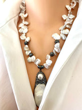 Carica l&#39;immagine nel visualizzatore di Gallery, Keshi Pearl &amp; Hematite Beads Pendant Necklace
