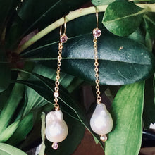 Carica l&#39;immagine nel visualizzatore di Gallery, Baroque Pearl Chain Earrings w Pink Cubic Zirconia
