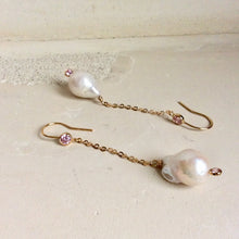 Lade das Bild in den Galerie-Viewer, Baroque Pearl Chain Earrings w Pink Cubic Zirconia
