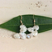 Carica l&#39;immagine nel visualizzatore di Gallery, Keshi Pearls &amp; 14k GF Drop Earrings
