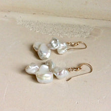 Carica l&#39;immagine nel visualizzatore di Gallery, Keshi Pearls &amp; 14k GF Drop Earrings

