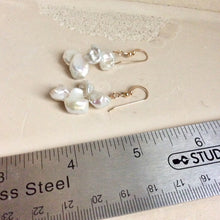 Carica l&#39;immagine nel visualizzatore di Gallery, Keshi Pearls &amp; 14k GF Drop Earrings
