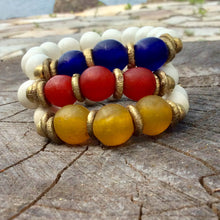 Charger l&#39;image dans la galerie, White Wood and Sea Glass Stretchy Bracelet, Chunky Beaded Pebble Bracelet
