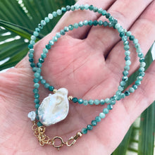 Lade das Bild in den Galerie-Viewer, Emerald &amp; Single Keshi Pearl Choker Necklace
