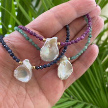 Lade das Bild in den Galerie-Viewer, Emerald &amp; Single Keshi Pearl Choker Necklace
