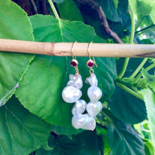 Lade das Bild in den Galerie-Viewer, Simple and modern gold filled earrings with deep red bezel cubic zirconia and white keshi pearls
