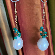 Lade das Bild in den Galerie-Viewer, White Baroque Pearls Dangle Earrings, Women Green Onyx Earrings
