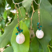 Carica l&#39;immagine nel visualizzatore di Gallery, White Baroque Pearls Dangle Earrings, Women Green Onyx Earrings
