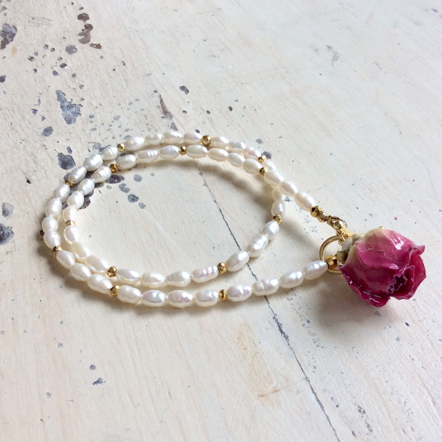 Collier avec pendentif en forme de bouton de rose, véritable rose rouge et perles d'eau douce, 15,5 pouces