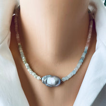 Cargar imagen en el visor de la galería, Morganite necklace with grey baroque pearl in middle
