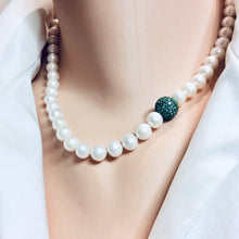 Cargar imagen en el visor de la galería, Hand knotted Freshwater pearl necklace with a touch of green
