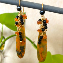 Cargar imagen en el visor de la galería, Bumble Bee Teardrop Stone, Carnelian &amp; Onyx Cluster Earrings, Gold Vermeil, 60MM
