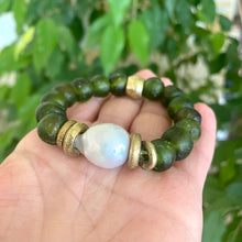 Lade das Bild in den Galerie-Viewer, Bracelet showcasing Chunky Baroque Pearls, Olive Green African Tribal Glass, and Stretch Fit
