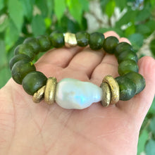 Lade das Bild in den Galerie-Viewer, Elegant Chunky Pearl and Recycled Glass Stretch Bracelet with Olive Green Accents
