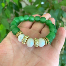 Carica l&#39;immagine nel visualizzatore di Gallery, Freshwater Pearl Bracelet, Green African Tribal Recycled Glass, Sea Glass Chunky Bracelet
