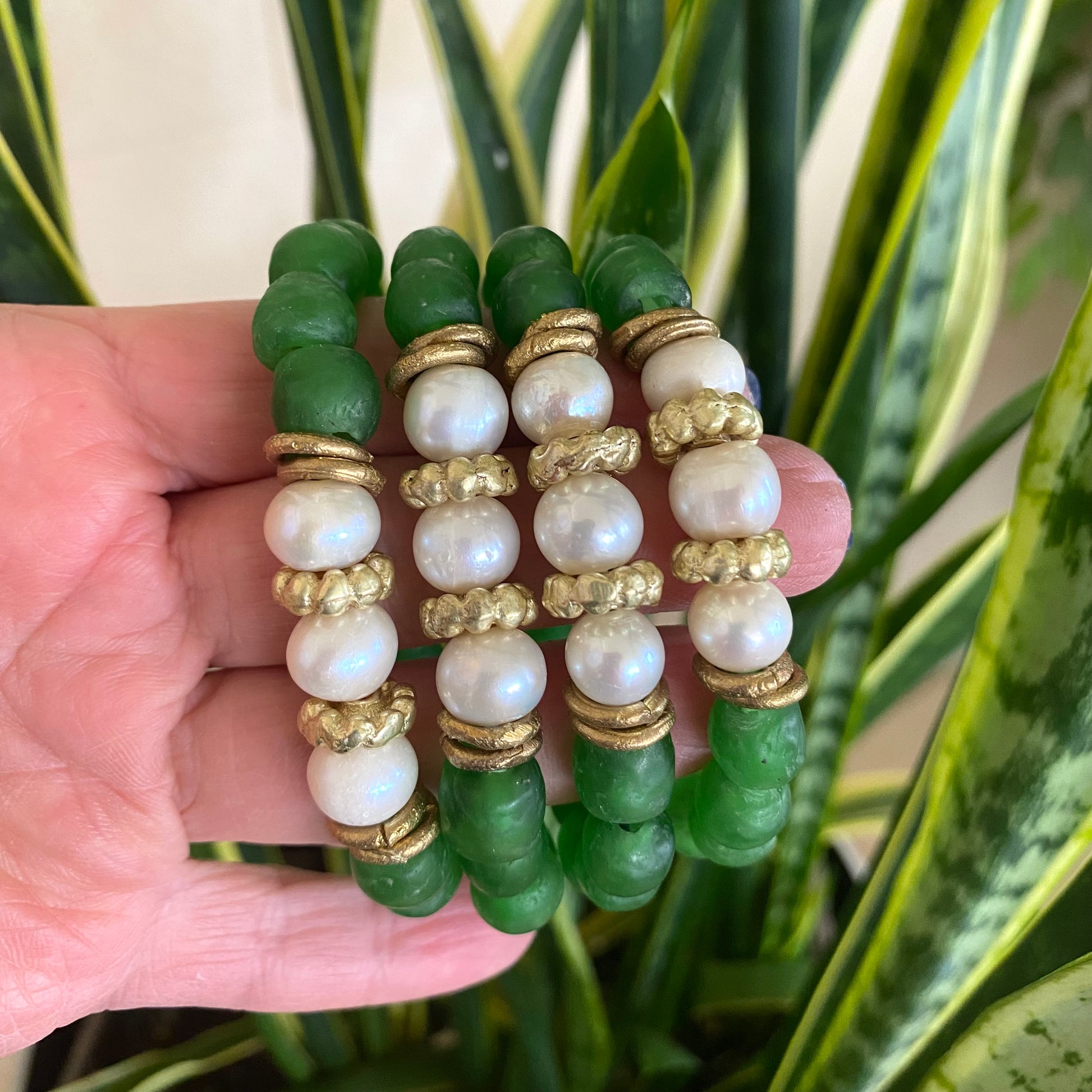 Pearl glass bracelet featuring green African recycled beads and freshwater pearls in a stylish arrangement.