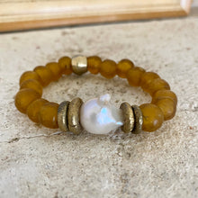 Carica l&#39;immagine nel visualizzatore di Gallery, Stretch Bracelet featuring Baroque Pearls, Gold Whiskey African Tribal Glass, and Chunky Design
