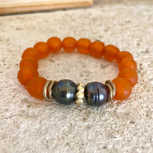 Carica l&#39;immagine nel visualizzatore di Gallery, Black Pearl Bracelet, Orange African Tribal Recycled Glass, Sea Glass Beaded Chunky Bracelet
