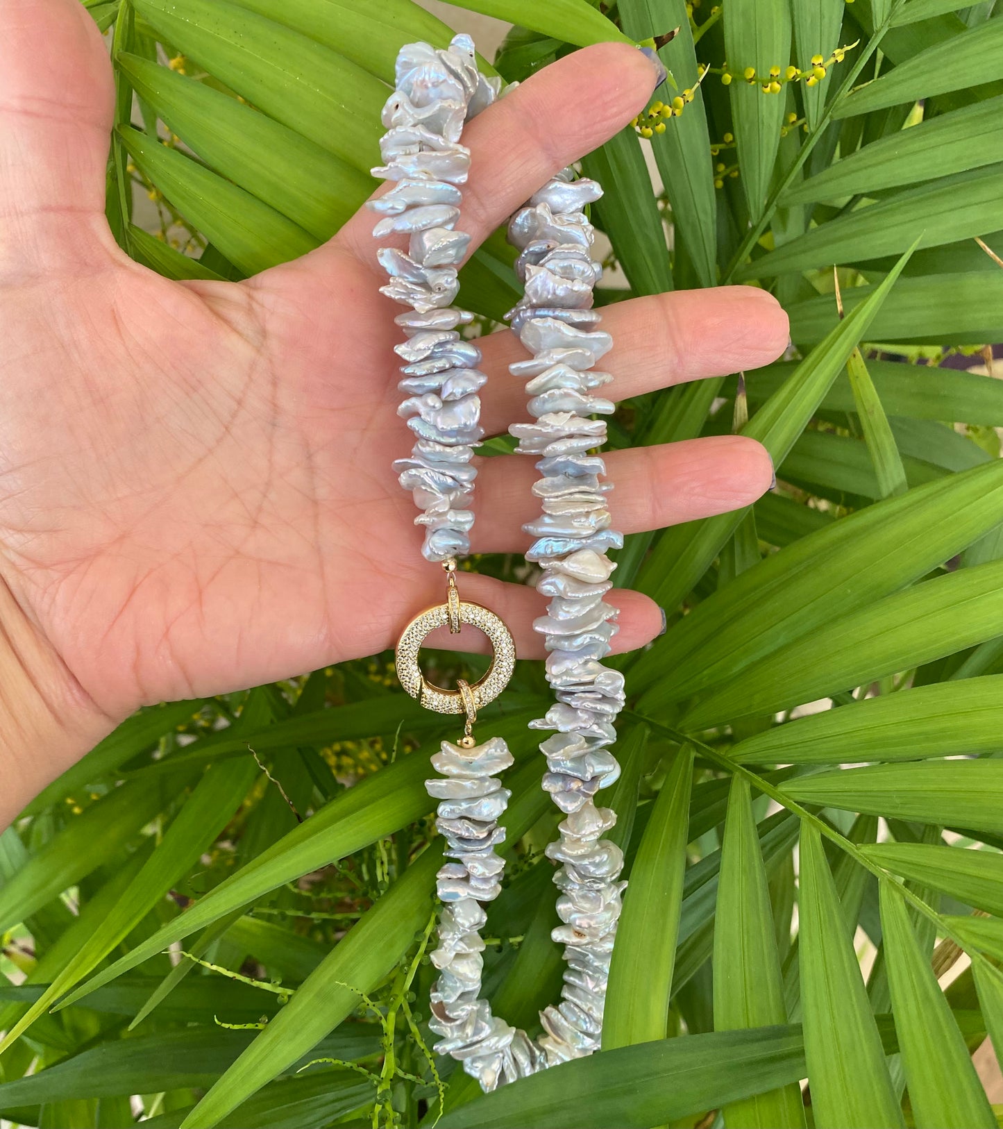 Keshi pearl choker necklace featuring chunky grey pearls, showcasing organic shapes and luminous surfaces.