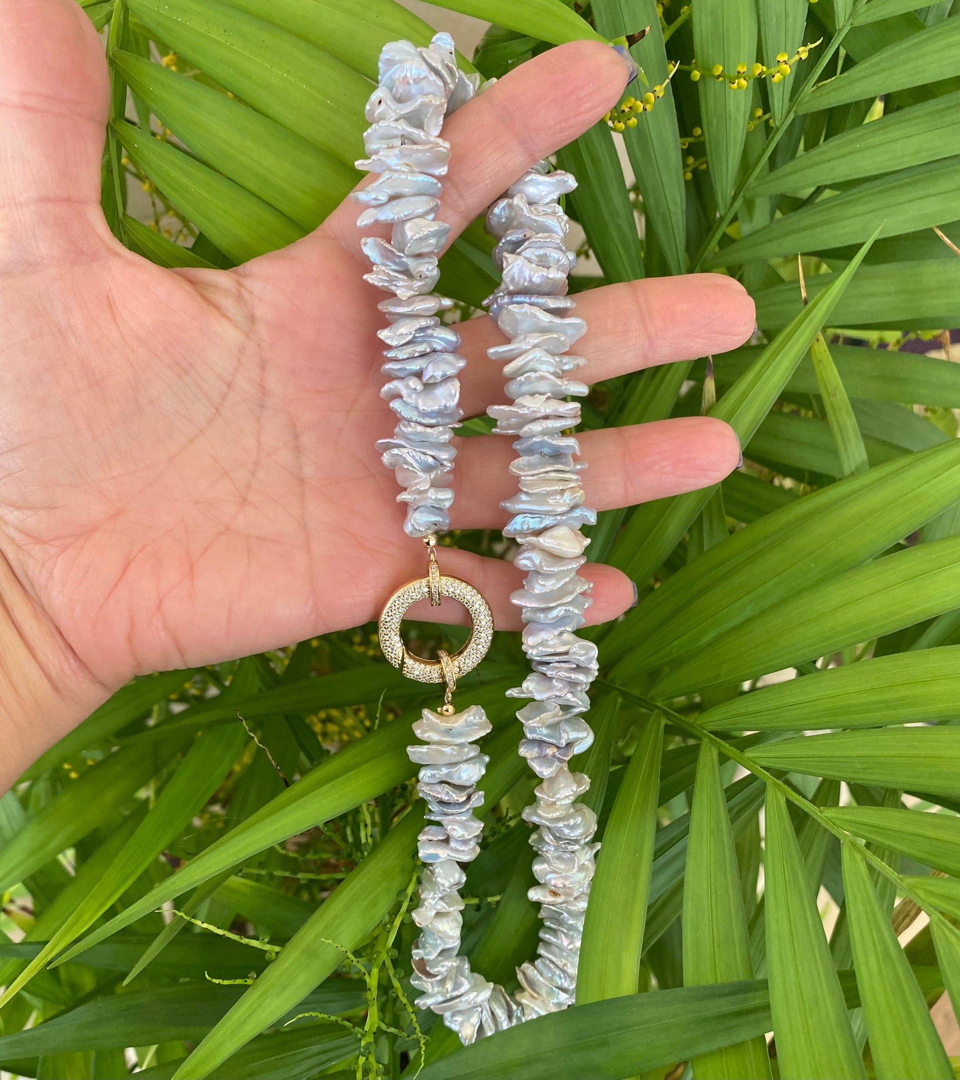 Keshi pearl choker necklace featuring chunky grey pearls, showcasing organic shapes and luminous surfaces.