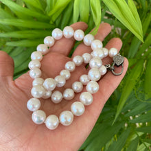Lade das Bild in den Galerie-Viewer, Edison Pearl Necklace, Heart Shape Pave Diamond Lobster Clasp, Oxidized Silver, 18&quot; – Handmade in Canada

