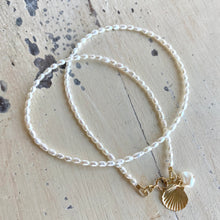 Lade das Bild in den Galerie-Viewer, White Mini Rice pearl Necklace with Sea Shell Charm, Gold Filled, 16&quot;inches Dainty Pearl Necklace
