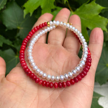 Charger l&#39;image dans la galerie, Collier ras du cou mi-corail mi-perle d&#39;eau douce, vermeil, argent plaqué or, 39,5 cm ou 41,9 cm
