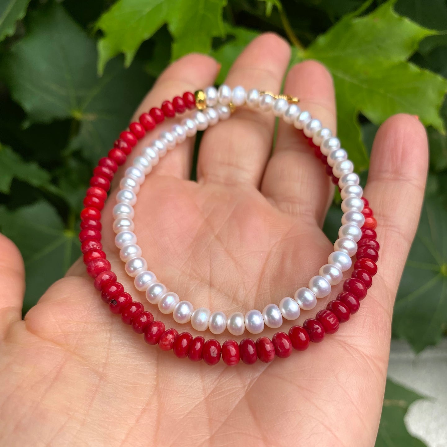 Collier ras du cou mi-corail mi-perle d'eau douce, vermeil, argent plaqué or, 39,5 cm ou 41,9 cm