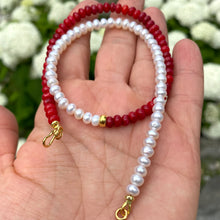 Charger l&#39;image dans la galerie, Collier ras du cou mi-corail mi-perle d&#39;eau douce, vermeil, argent plaqué or, 39,5 cm ou 41,9 cm
