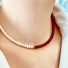 Charger l&#39;image dans la galerie, Collier ras du cou mi-corail mi-perle d&#39;eau douce, vermeil, argent plaqué or, 39,5 cm ou 41,9 cm
